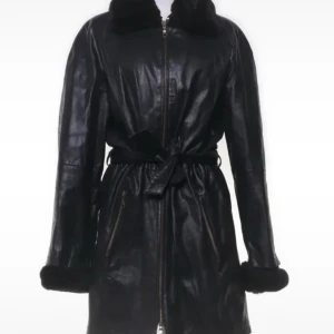 Svart skinn imitation jacka  med päls från Jofama - Snygg svart skinn imitation jacka från Jofama med pälsdetaljer på krage och ärmslut. Jackan har dragkedja framtill, två fickor med dragkedja och ett bälte i midjan för extra stilpoäng. Perfekt för dig som gillar en edgy look och vill hålla dig varm.