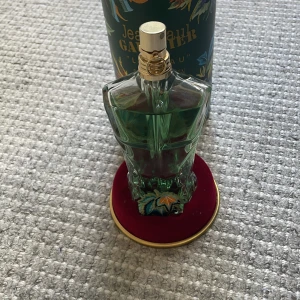 Jean Paul Gaultier Le Beau - Snygg och unik parfym från Jean Paul Gaultier, Le Beau Paradise Garden. Flaskan har en cool design och kommer med originalförpackning. Perfekt för dig som vill sticka ut med din stil. Använd kanske 10 gånger