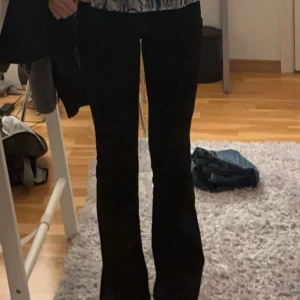 True Religion Svarta Bootcut Jeans - Säljer mina svarta true religon jeans! w24, passar mig som brukar ha 32/34 i jeans💓 Bra skick tvättade ett par gånger, köptes för 1 299kr nypris❣️ 