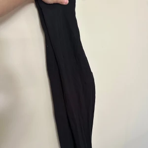 Svarta leggings från 157 i storlek S - Svarta leggings från 157 i storlek S. De är ribbade och har en tight passform med stretchigt material som sitter skönt mot kroppen. Perfekta för en chill och avslappnad stil.