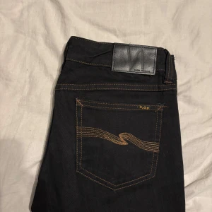 Nudie jeans | Trendig passform - Hejsan säljer ett par nudie jeans i väldigt fint skick, storleken ser ni på sista bilden, ni får gärna höra av er om ni har några frågor eller funderingar😀 mvh VONUE 