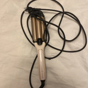 Remington Proline Locktång - Remington Proline locktång med trippelvärmeelement för vackra vågor. Fungerar med elsladd, i gott skick utan synliga defekter eller slitage. Perfekt för styling av hår med professionellt resultat hemma.