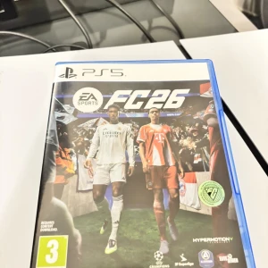EA Sports FC 26 PS5 - EA Sports FC 26 till PlayStation 5 i mycket fint skick. Komplett med fodral, skiva och manual. Köpt igår 27/09-2025 men min systerson hade ps4. helt ny kvitto kommer med, 