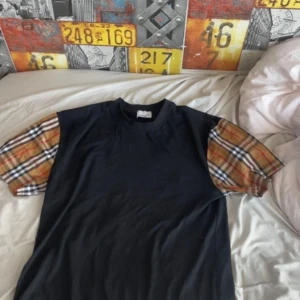 Svart burberry T-shirt  - Svart och stillig t-shirt från burberry. Storlek M 