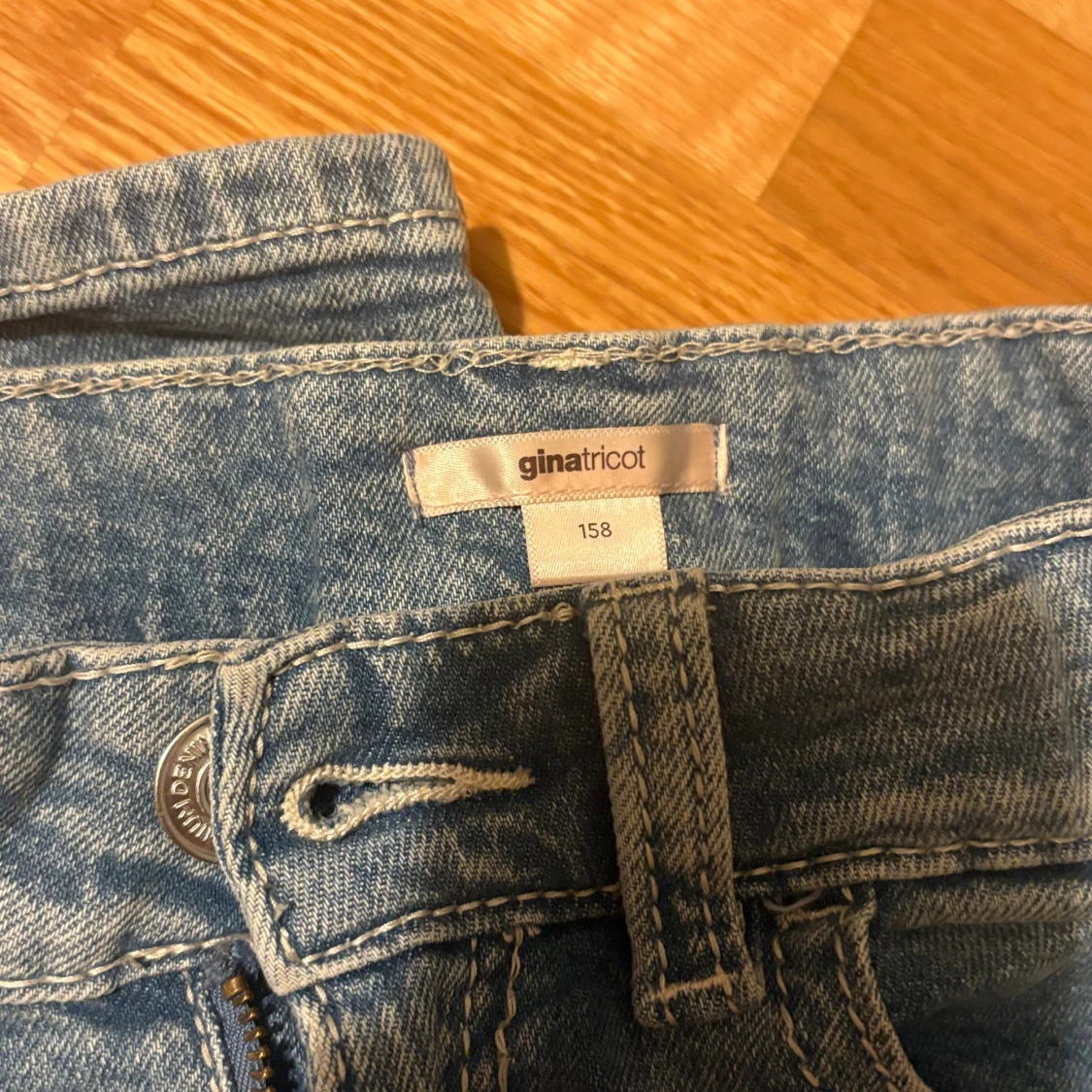 Bootcut ljusblå jeans med broderad ficka - 2