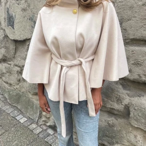 Poncho Blair kappa  - Säljer denna ponchon från Missäy som är i ny skick har endast använt den 2-3 gånger. Den är onesize. Hör av er vid frågor 🥰