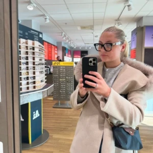 Beige kappa med stor huva  - Säljer en beige kappa från Bej med stor huva och fluffig fuskpälsdetalj. Jackan har bälte i midjan och är långärmad, perfekt för dig som gillar stilren och mysig look. Passar dig som vill ha en snygg och varm jacka till hösten och vintern.