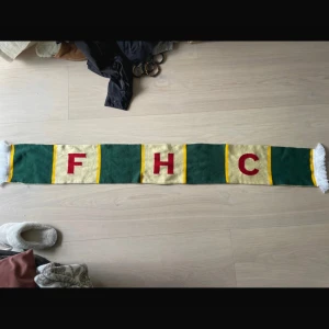 FHC halsduk grön och gul med röd text - Snygg halsduk med FHC och 1984 superbra skick