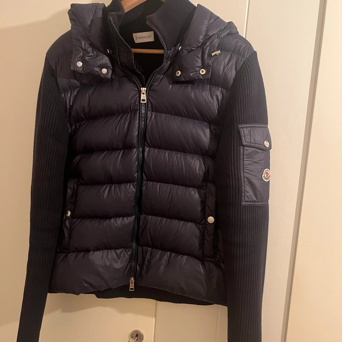 Mörkblå pufferjacka från Moncler - 2