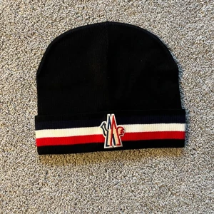 Moncler Mössa - Helt ny & Oanvänd ✔️, Onesize (passar alla) ✔️, Kommer med tags 🏷️, Kontakta gärna för mer info ☺️