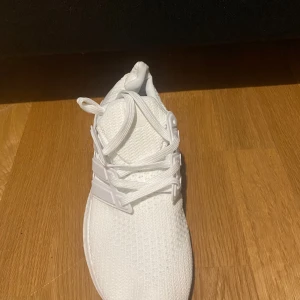 Vita Adidas Ultraboost sneakers - Storlek 36-45