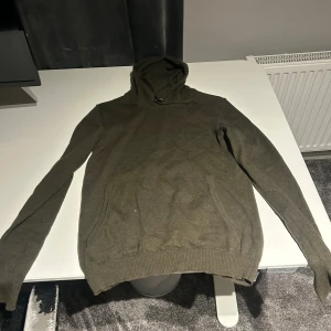J Lindberg Merinoull hoodie  - En mörkgrön merinoull hoodie som är storlek L men morsan krympte den i tvätten så den sitter som XS.
