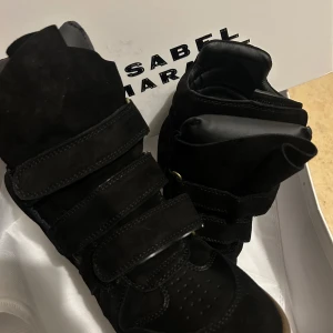 Isabel Marant Svart HELT NYA storlek 39 😎 / 38  - Säljer dessa Isabel Marant skor i storlek 39, helt nya !! ~ ;D  Skriv om ni är mellan 37-40 tror nog de passar 😊  Buda, först till kvarn förstås!! Jag svarar snabbt. dessa är riktigt snygga nu i vintern också ❄️☺️ Vi kan mötas upp eller frakta, kan svara på alla frågor! // mvh ;)