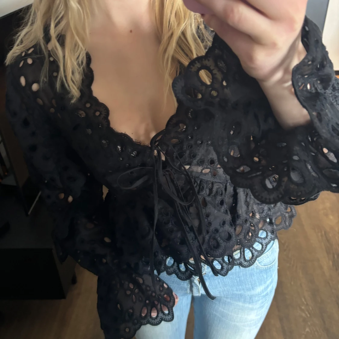 Svart blus med spetsdetaljer - 1