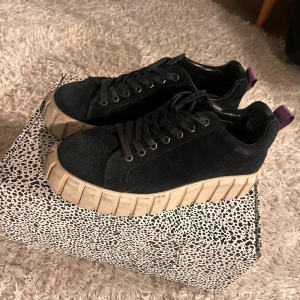 Eytys Odessa  - Ett par feta pjucks, bra skick men lite snabb rengöring så ser dem fräscha ut!