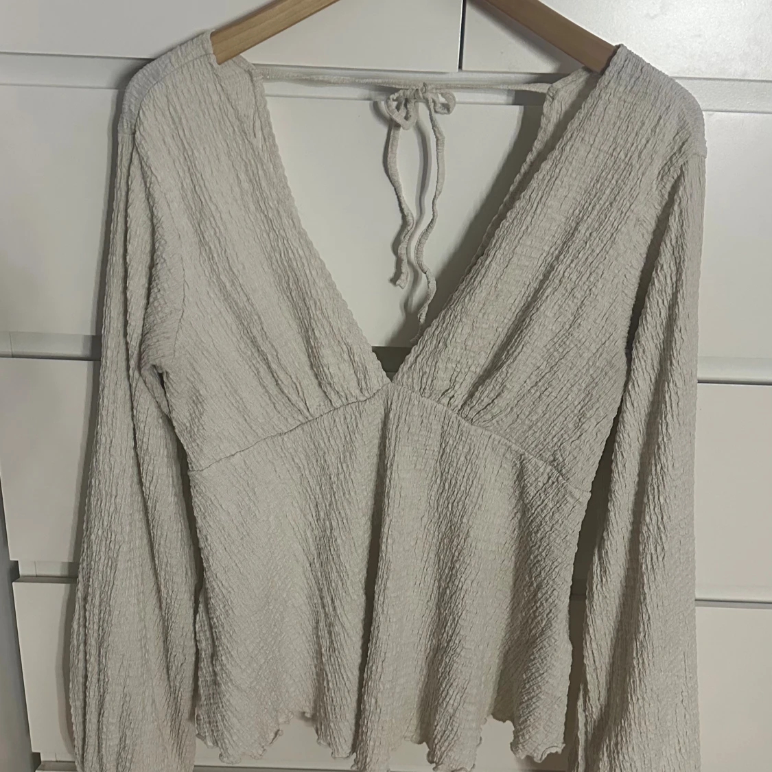 Vit omlottopp med knyt och v-ringning - 1