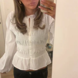 NELLY volang blus - jätte fin volang blus från NELLY. säljer då den inte kommer till användning då den endast används 2 gånger. 💞💞nypris 399kr, strl är som S