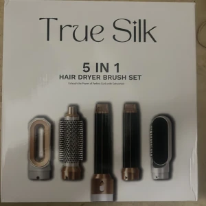 True Silk 5 in 1 Hair Dryer Brush Set - True Silk 5 in 1 Hair Dryer Brush Set erbjuder flera stylingverktyg i ett paket. Perfekt för att skapa volym, lockar och släta frisyrer. Produkten är ny i förpackning och passar alla hårtyper. Inga synliga defekter eller slitage.