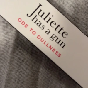Juliette Has a Gun Ode To Dullness - Trendig parfym från Juliette Has a Gun med namnet Ode To Dullness. Perfekt för dig som vill sticka ut med en modern och stilren doftaccessoar.