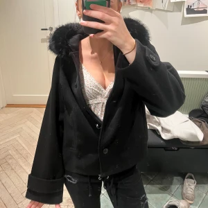 Svart kappa med päls luva - Helt ny utan prislapp!  Perfekt för höst vinter vår