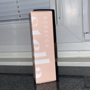 Rebecca Stella parfym - Trendig parfym från Rebecca Stella i snygg förpackning. Perfekt för dig som vill ha något modernt och stilrent i din samling.