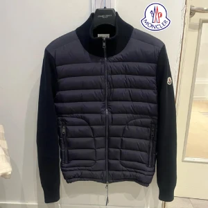 Svart quiltad dunjacka Moncler - Svart/mörkblå cardigan från Moncler med quiltad front och släta ärmar. Jackan har ribbad krage, två fickor med dragkedja och hel dragkedja framtill. Nfc tagg fungerar, köpt av en vän vet ej om den är äkta men fomt skick!