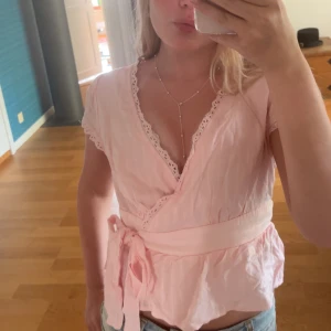 supersöt rosa topp - säljer denna jättegulliga sommartopp! använd 2 ggr så den är i jättebra skick. pris kan självklart diskuteras!💗