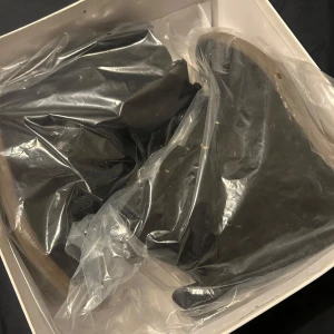 Svarta High Heel Boots - säljer dessa high hel boots, i storlek 39! Borde passa er mellan 37-39 ;D😊~ oanvänd helt ny, först till kvarn