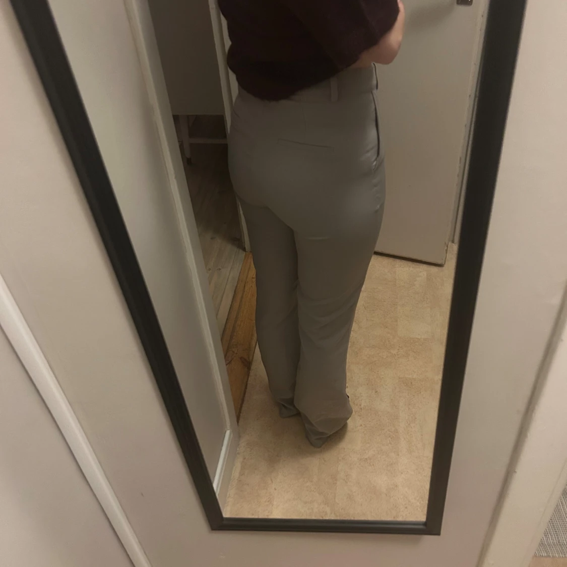 Gråa bootcut kostymbyxor - 1