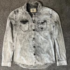 Ljusgrå Jeans Skjorta - Tja säljer nu en unik ljusgrå jeans skjorta för endast 399kr! Pris är ej hugget i sten, hör av er i dm vid funderingar 🙌