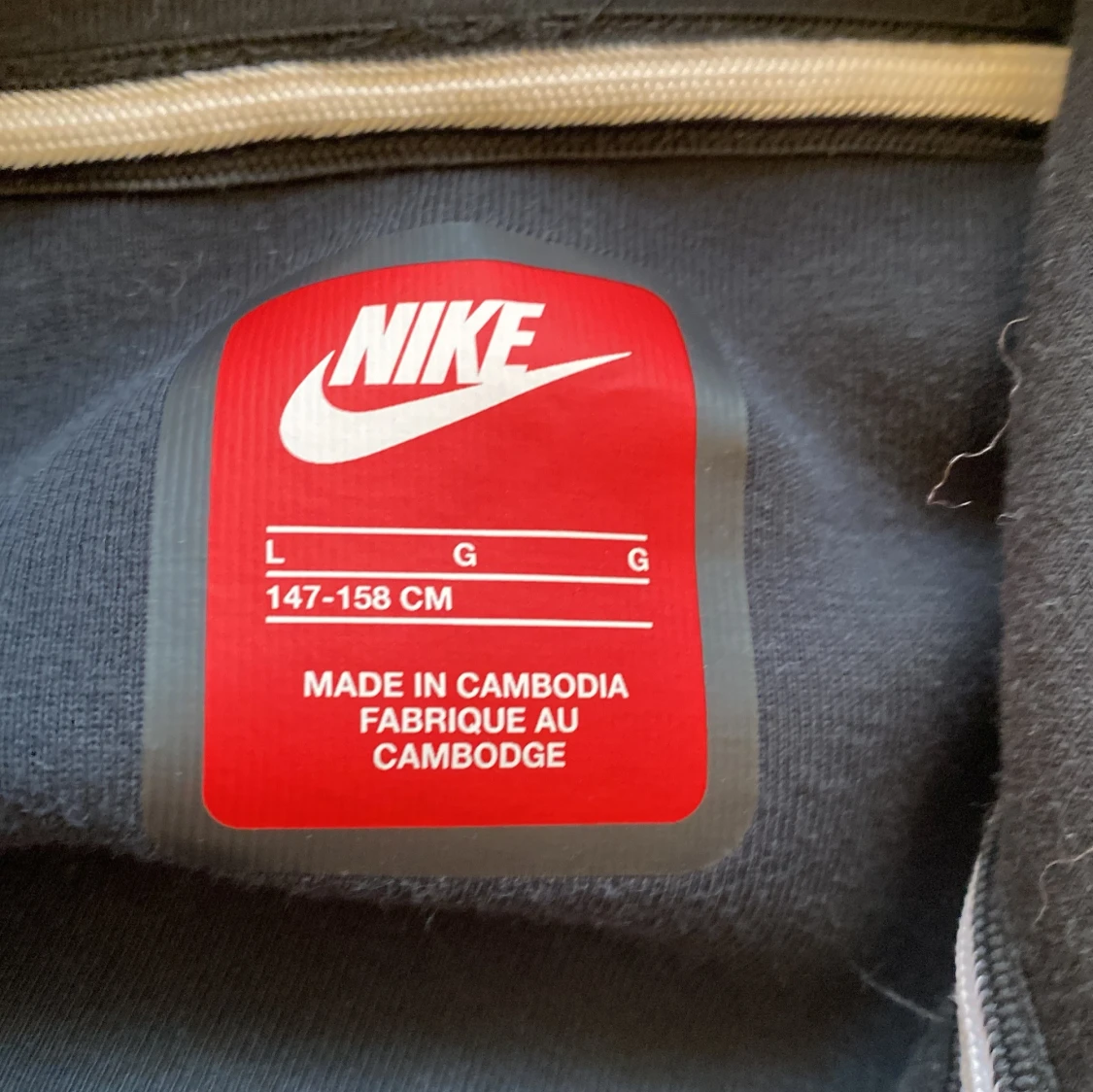 Svart hoodie från Nike med dragkedja - 2