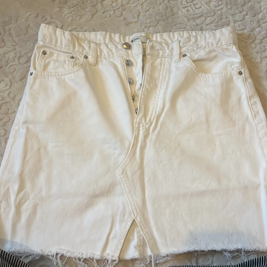 Vit jeanskjol från gina tricot