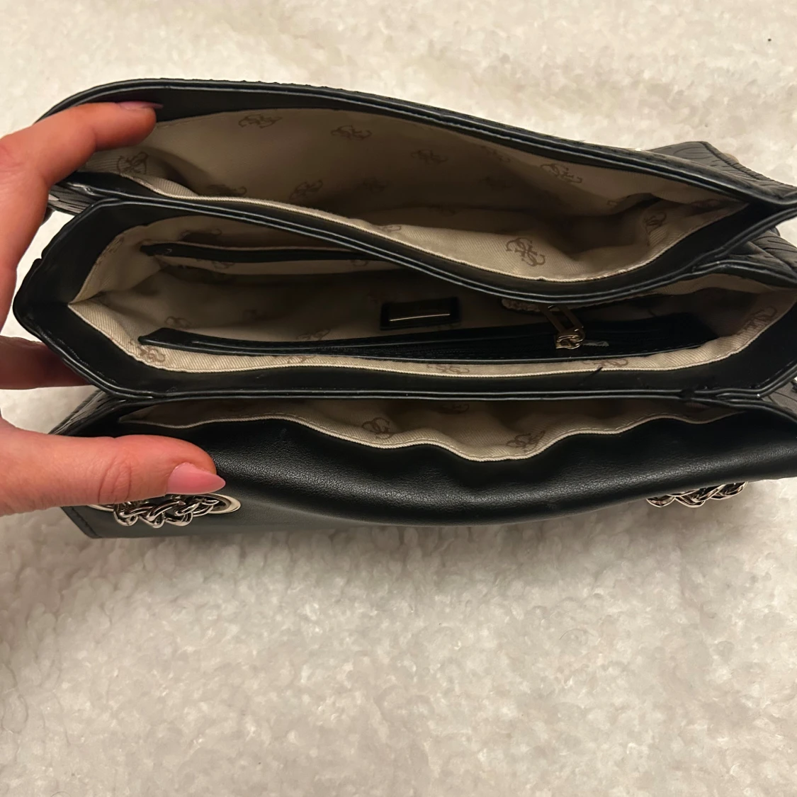 Svart axelremsväska från Guess  - 2