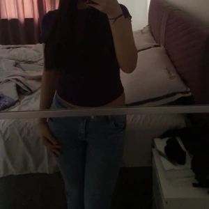 Blå jeans med låg midja - Säljer ett par klassiska blå jeans med låg midja och rak passform. Jeansen har  två fickor framme och två fickor bakom, och stängs med dragkedja och knapp framtill. Perfekta för dig som gillar en enkel och tidlös look.