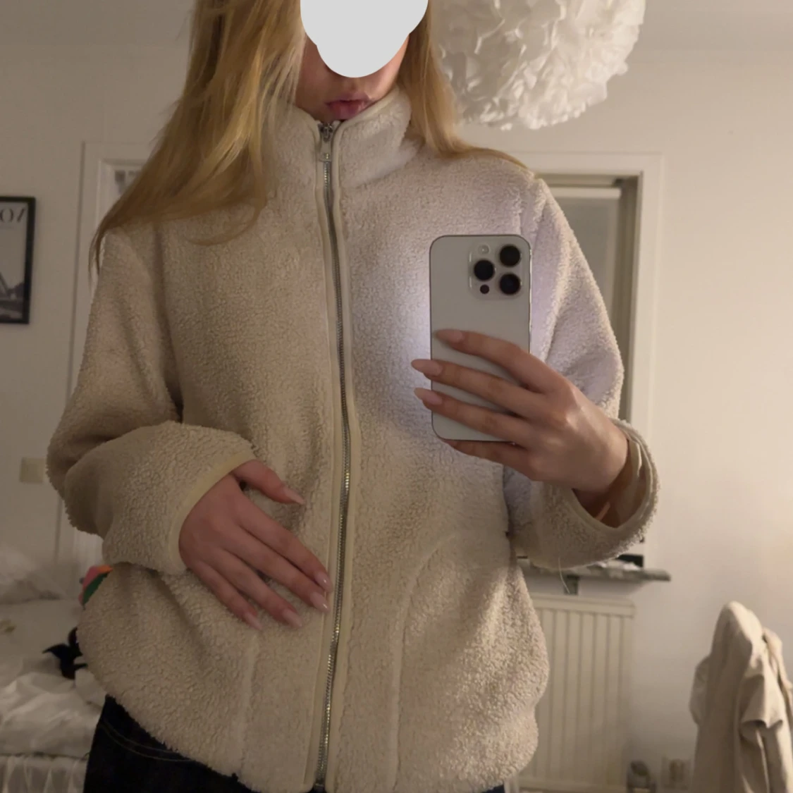 Gräddvit teddyjacka med dragkedja o fickor 