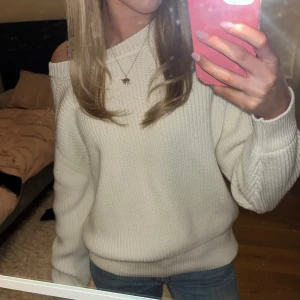 Vit stickad tröja från Zara - Säljer en vit stickad tröja från Zara i storlek M. Tröjan har en ribbad struktur, rund halsringning och långärmade ärmar. Snygg offshoulder-look som ger en chill vibe. Perfekt att matcha med jeans eller kjol för en clean och enkel stil. Helt ny, aldrig använd!❤️köptes för 500