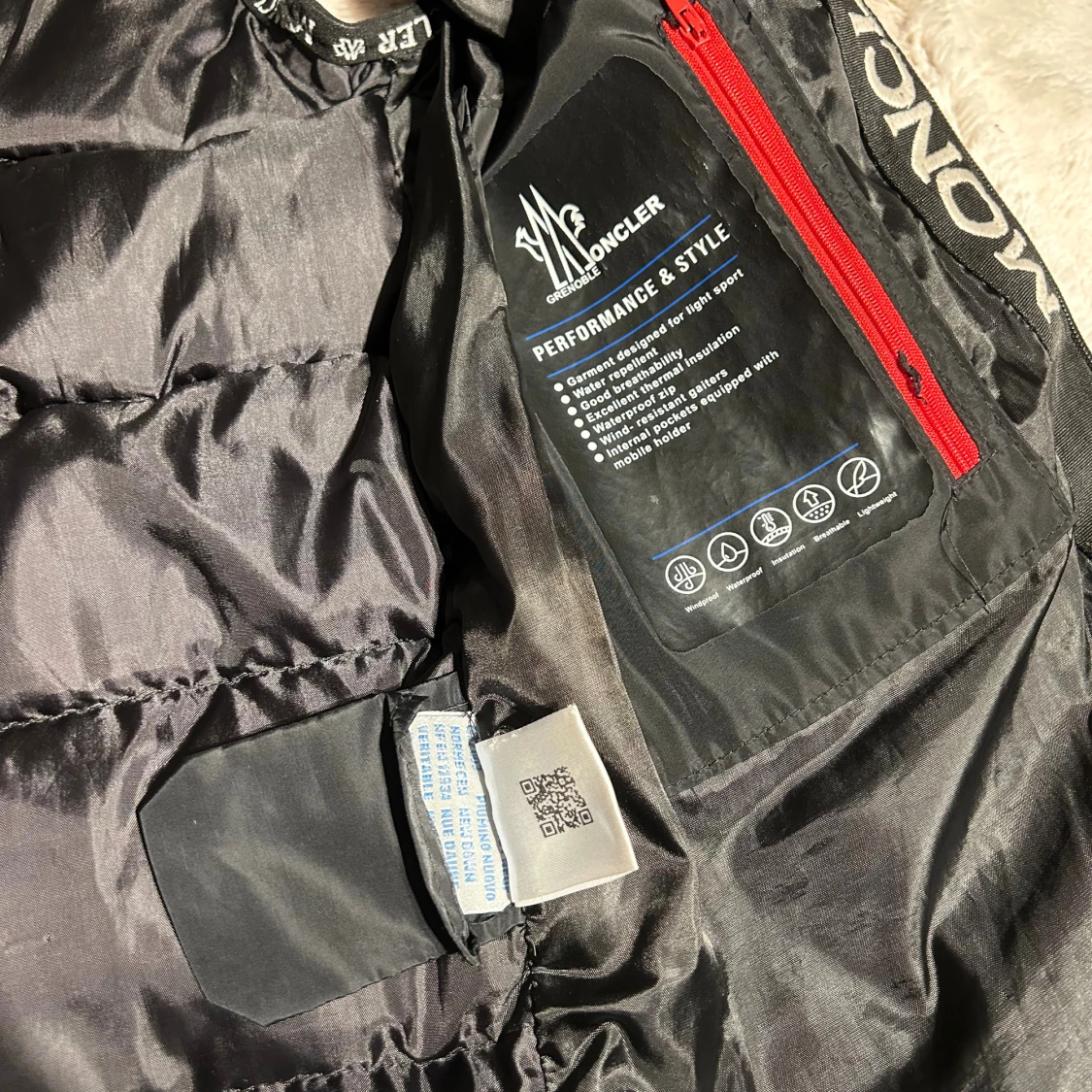 Svart dunväst med huva från Moncler - 2