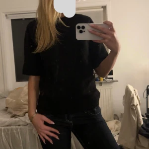 Svart stickad kortärmad tröja - Svart kortärmad stickad tröja från Missäy. Säljer även i vit. Storlek xs/s, använd men fortfarande bra skick 