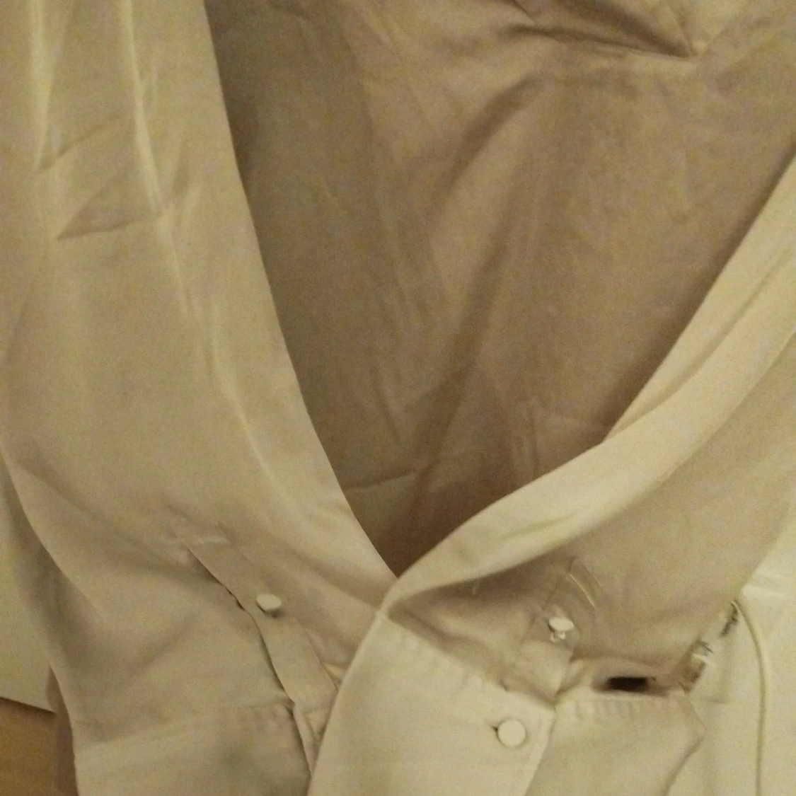 Beige sidenblus med v-ringning H&M - 4