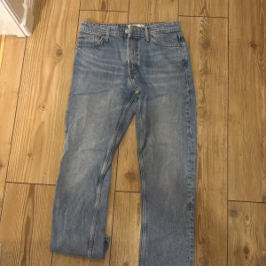 Blå loose fit jeans från Jack & Jones - Säljer ett par blå jeans från Jack & Jones i loose fit-modell, storlek 28/30. Klassisk femficksdesign med knapp och dragkedja fram. Jeansen har en avslappnad passform och är tillverkade i slitstarkt denimtyg. Perfekt för dig som gillar en chill och bekväm stil.
