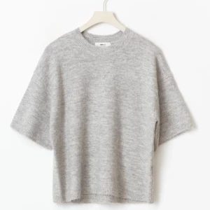 Grå stickad tröja från Gina Tricot - Stickad t-shirt från gina i storlek M men kort i storleken.