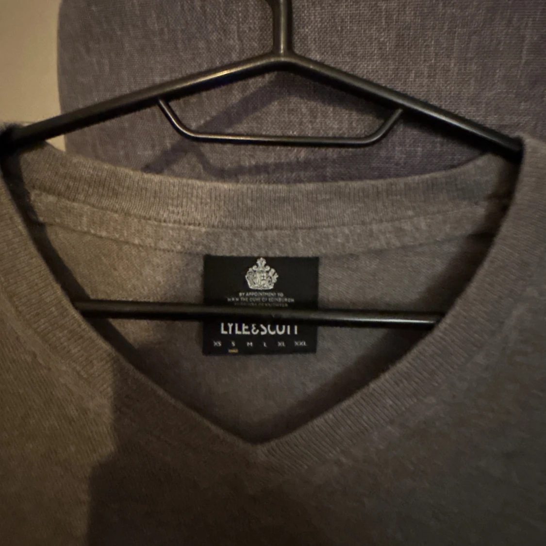 Grå v-ringad tröja från Lyle & Scott - 2