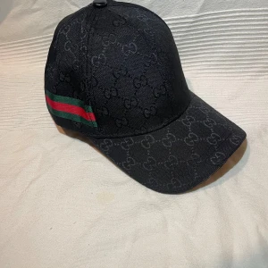 Svart keps - Snygg svart keps! Helt ny fler bilder privat. Med vänlig hälsning 