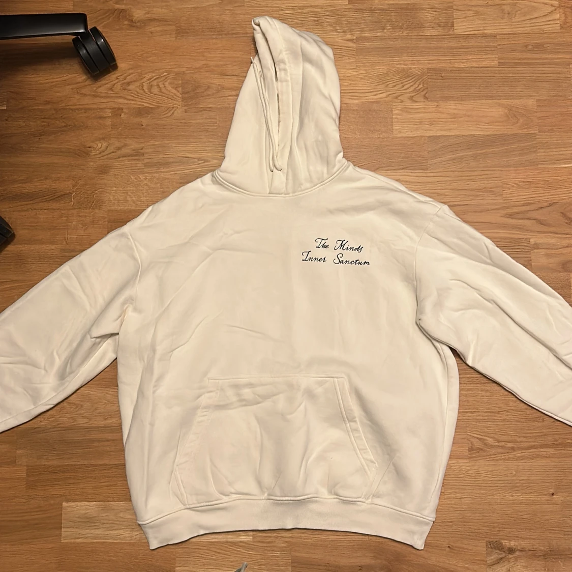 Vit hoodie från H&M med tryck