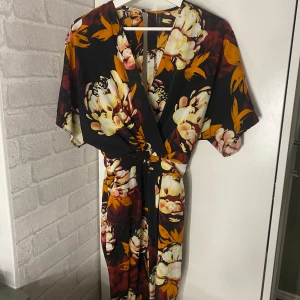 Byxdress - Fin blommig byxdress med fickor på sidorna, se bilder för mer detaljer 