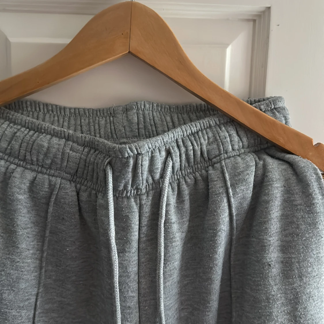 Grå mjukisbyxor med snörning - 3