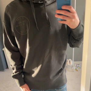 G-star hoodie  - Hoodie från G-Star raw - Storlek: M - Fint skick, inga defekter. Möjligtvis lite urtvättad - Nypris: Cirka 999kr - Mitt pris: 199kr - hör av dig vid funderingar 💫
