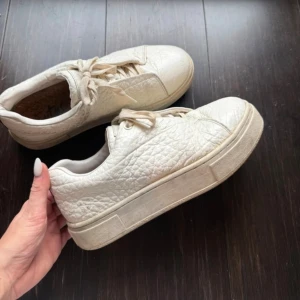 Eytys Doja tumbled white sneakers  - Vita sneakers från Eytys i läder utan skavanker. Bara använda under max ett halvår och på min student.  Går såklart att göra mer rena än de är på bilderna ☺️ Nypris: 2200kr