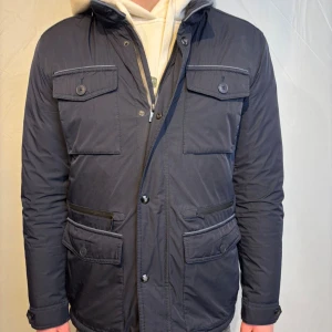 Massimo dutti  - Säljer denna field jacket från Massimo dutti | Storlek M (Modellen är 180) | Skick 9/10 | Hör gärna av dig vid frågor ✅🙌