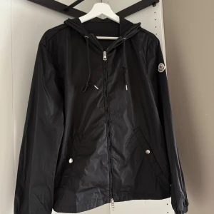 Svart Moncler windbreaker - Helt ny oanvänd windbreaker. NFC blipp fungerar ✅